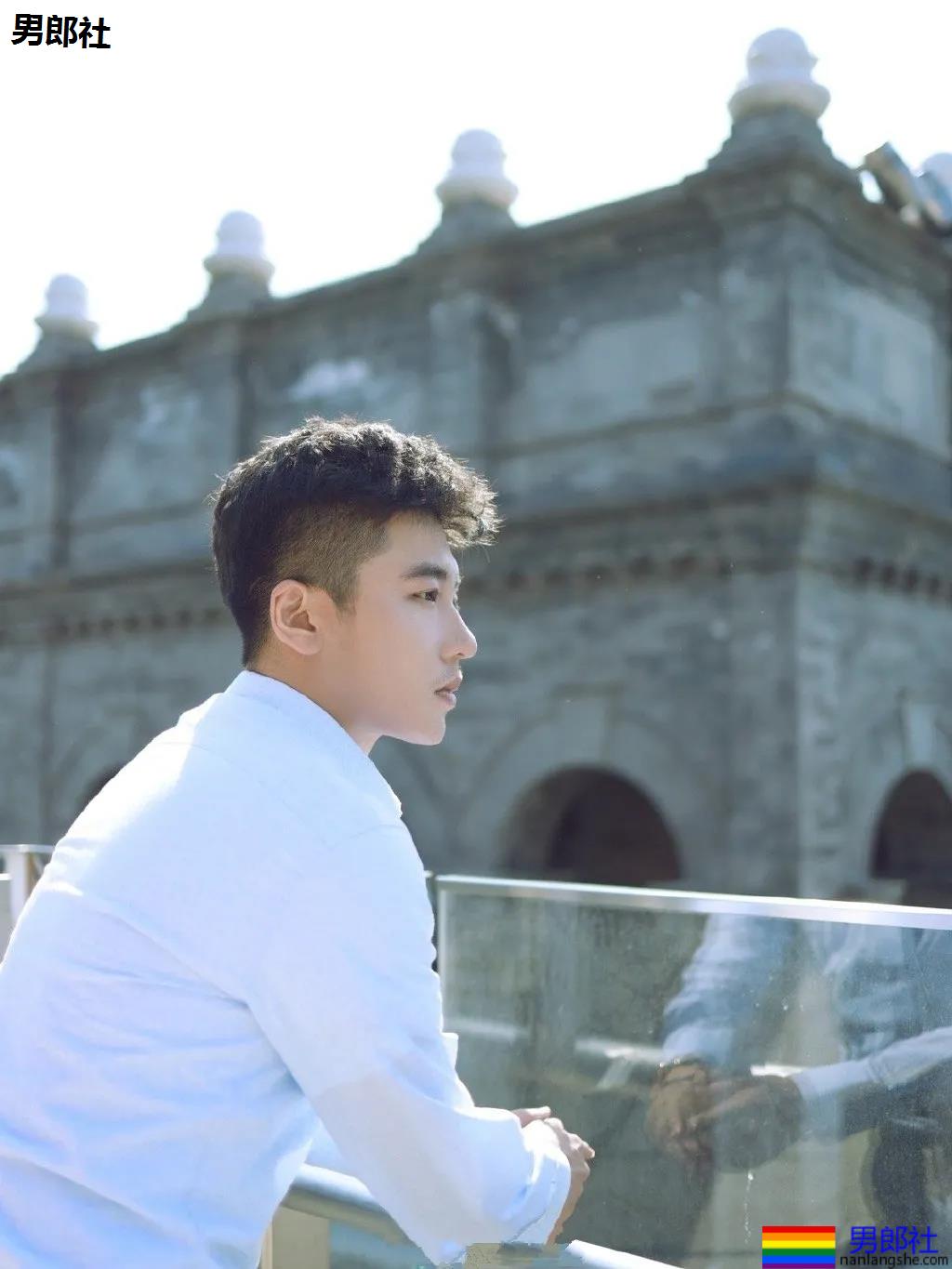 衬衫小哥的超帅侧颜，一分钟内就会爱上了他！ - 51虹马