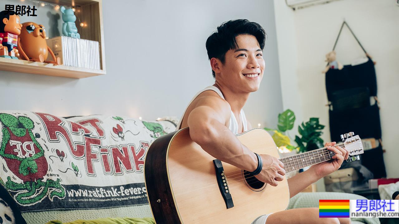 《馋上你》甜系野性男孩Cheng范成章出道来头不小 花艺马术与模特，六块腹肌三项专长 - 51虹马