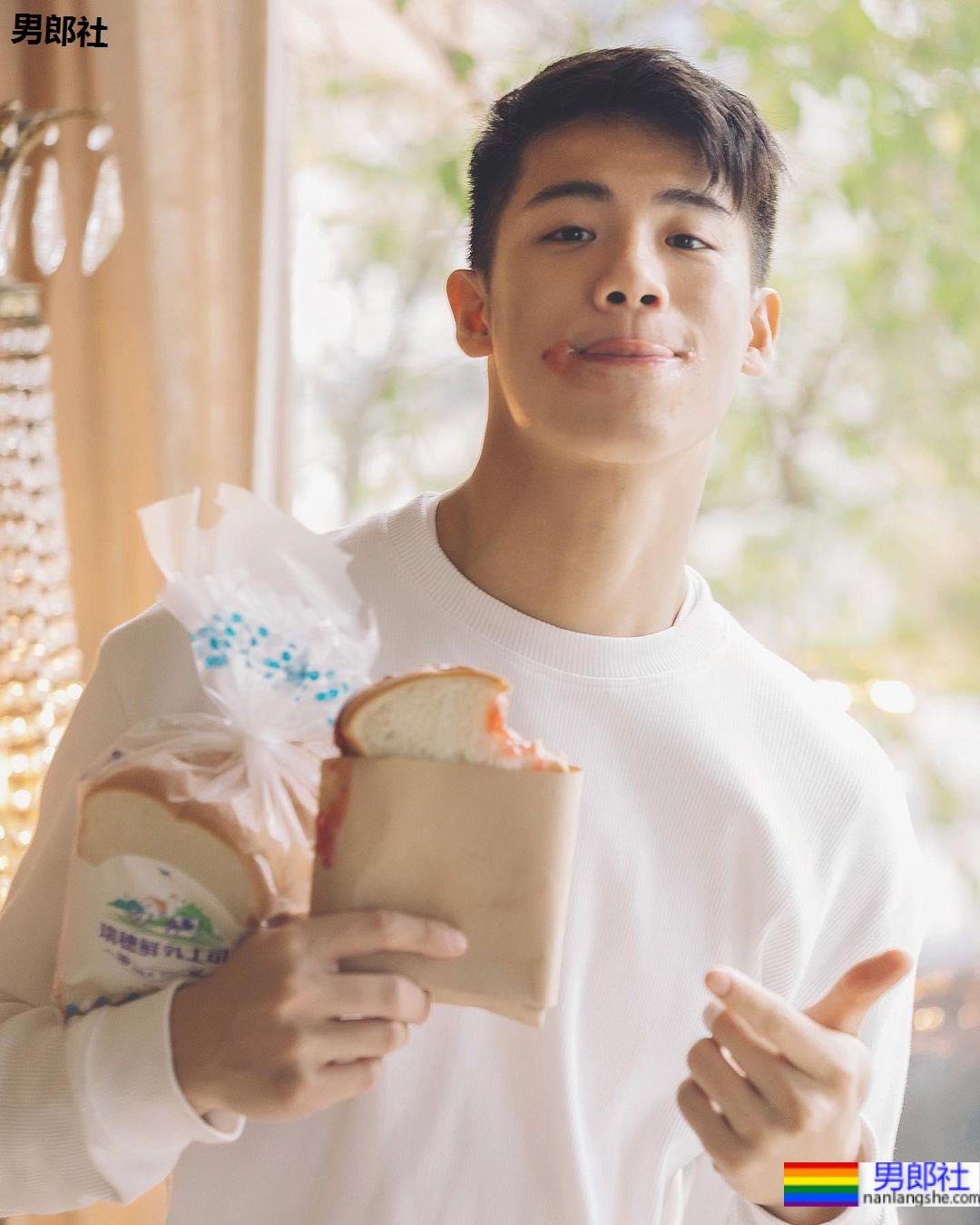 《馋上你》甜系野性男孩Cheng范成章出道来头不小 花艺马术与模特，六块腹肌三项专长 - 51虹马