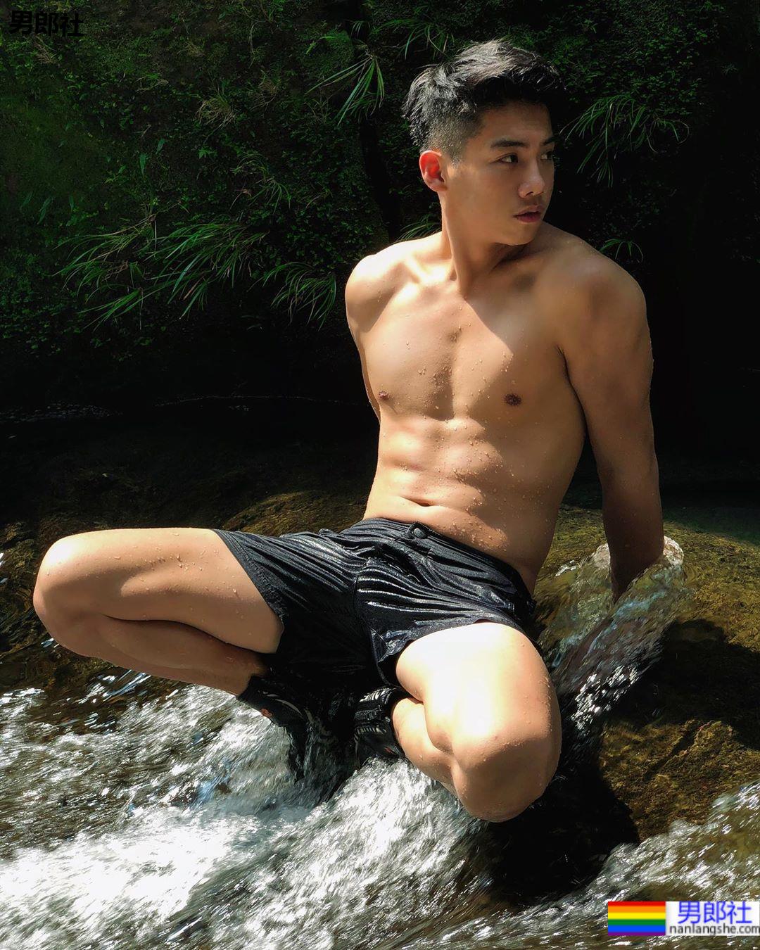 《馋上你》甜系野性男孩Cheng范成章出道来头不小 花艺马术与模特，六块腹肌三项专长 - 51虹马