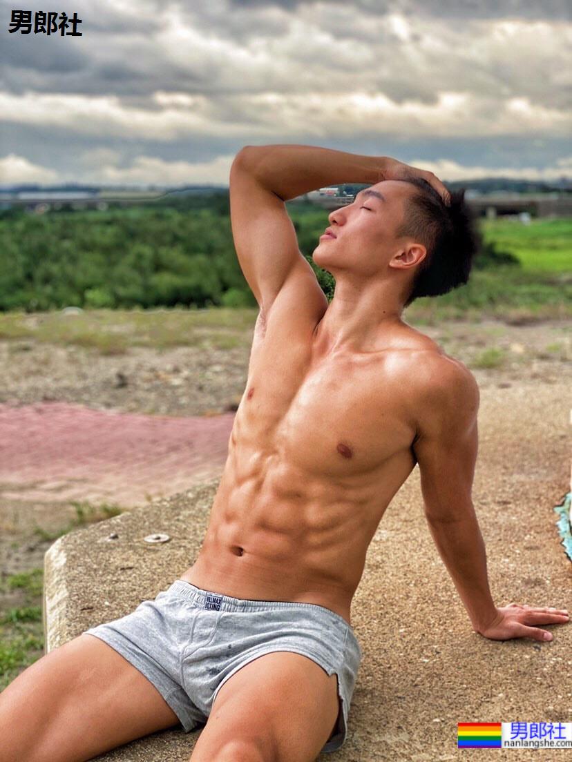 年下外表殊不知脱衣超有肉：高校毕业健身狂人水电工－尼克Nick - 51虹马