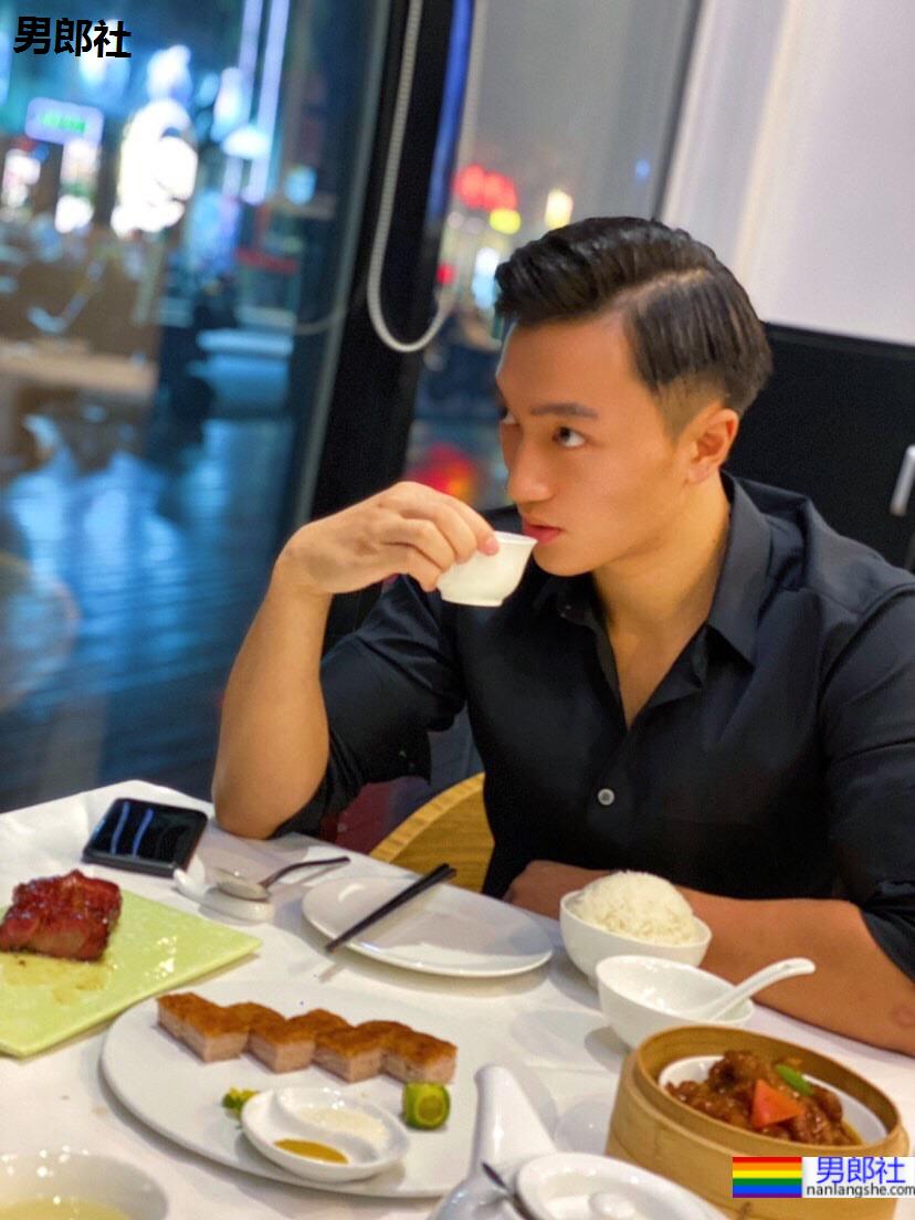 年下外表殊不知脱衣超有肉：高校毕业健身狂人水电工－尼克Nick - 51虹马