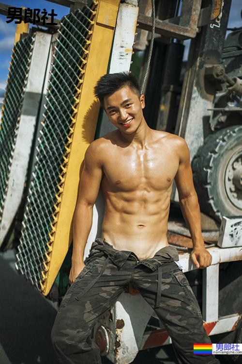 年下外表殊不知脱衣超有肉：高校毕业健身狂人水电工－尼克Nick - 51虹马