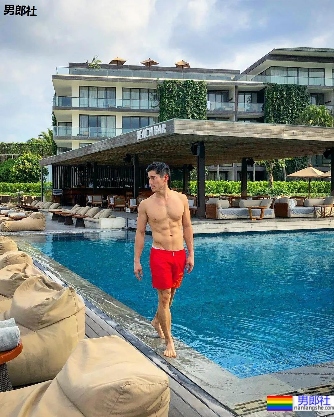 正装肌肉男成“瑜伽界王力宏”，这些高难度姿势太惊人了 - 51虹马