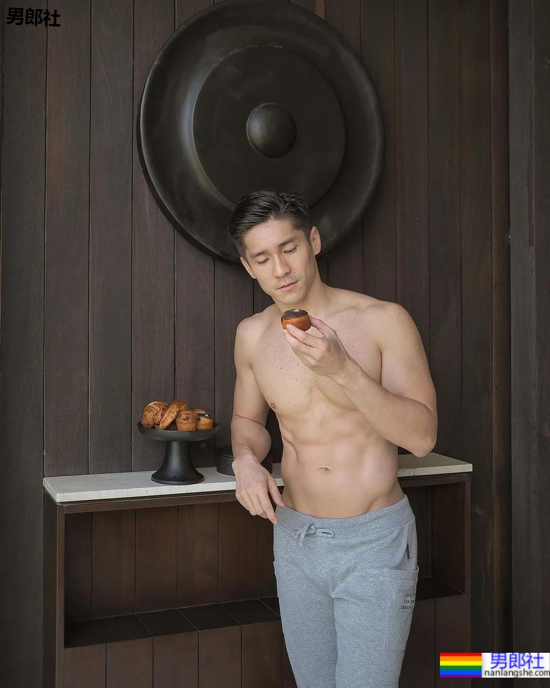 正装肌肉男成“瑜伽界王力宏”，这些高难度姿势太惊人了 - 51虹马