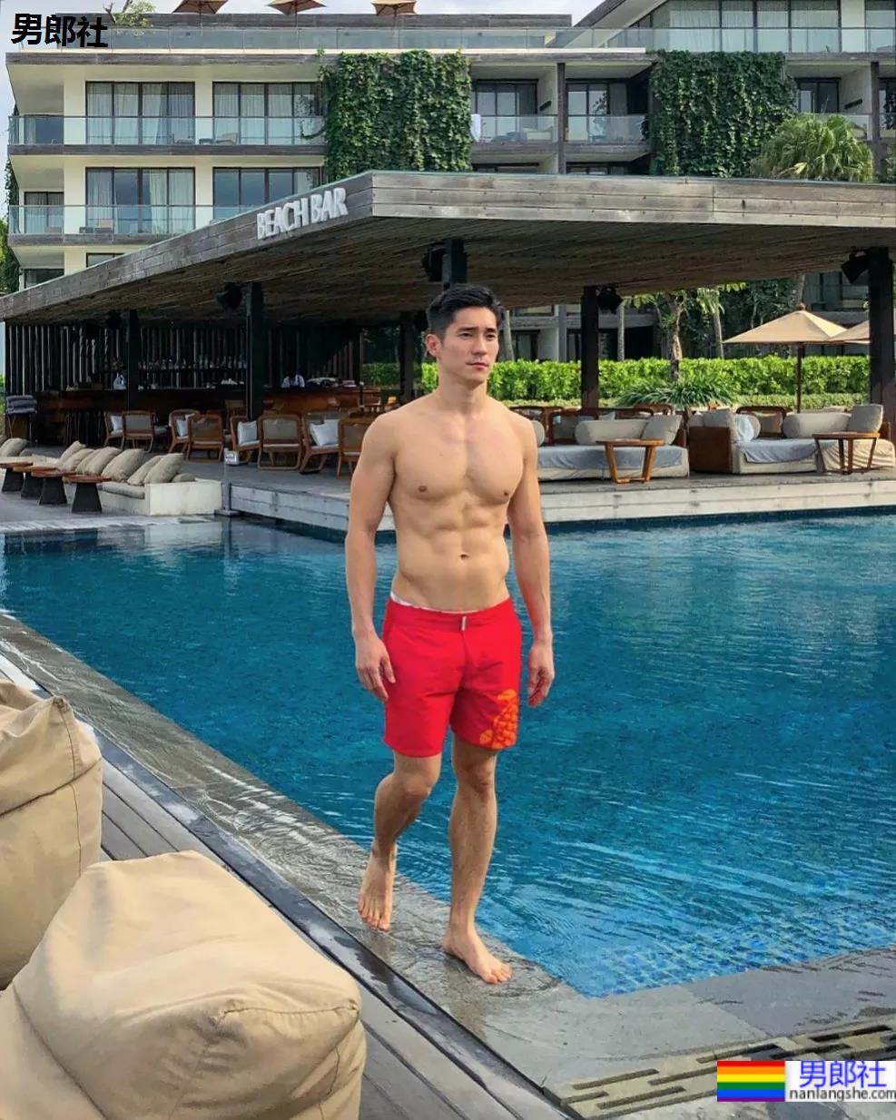 正装肌肉男成“瑜伽界王力宏”，这些高难度姿势太惊人了 - 51虹马