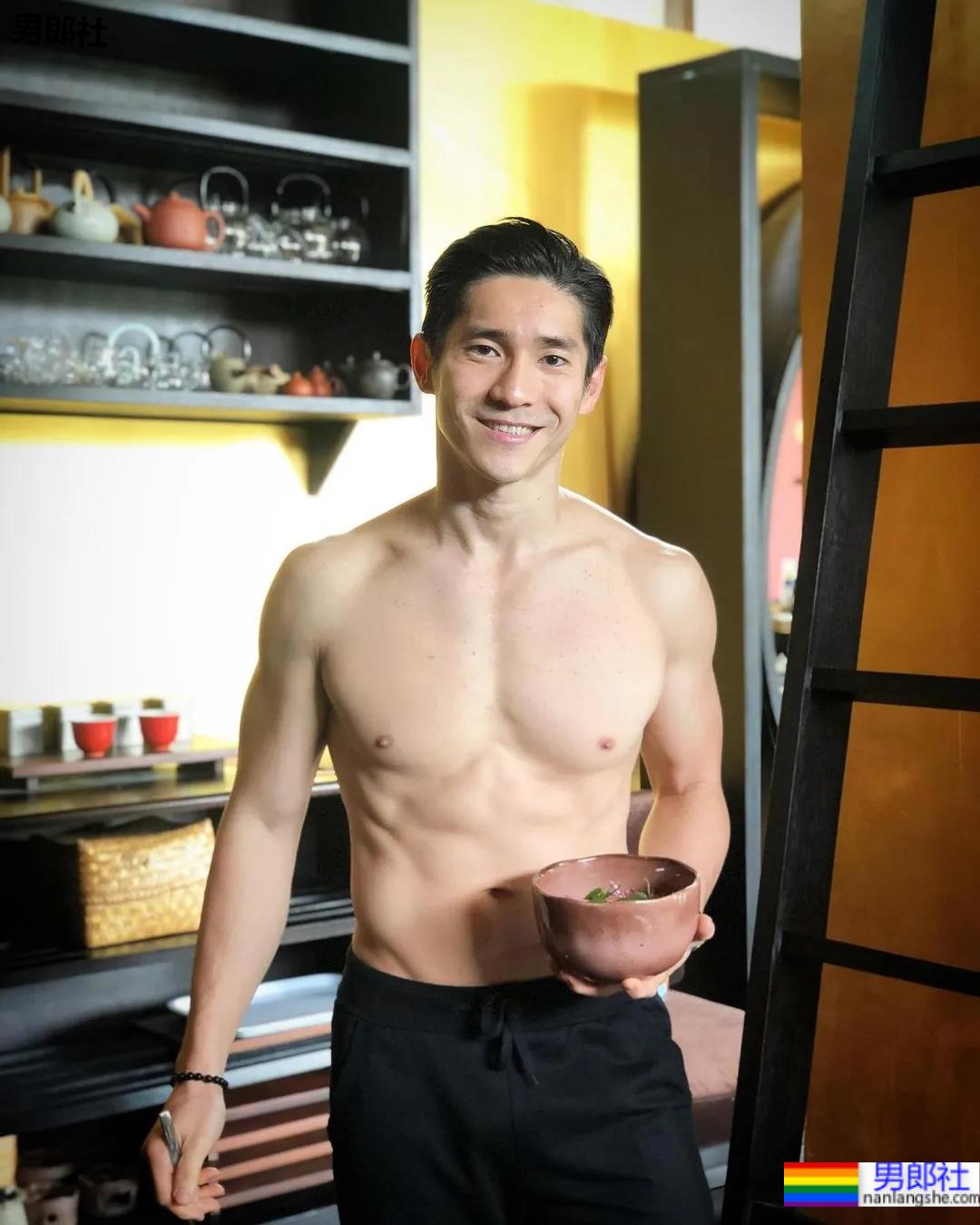 正装肌肉男成“瑜伽界王力宏”，这些高难度姿势太惊人了 - 51虹马