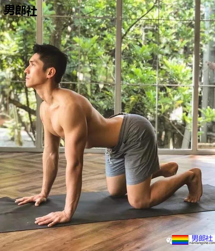 正装肌肉男成“瑜伽界王力宏”，这些高难度姿势太惊人了 - 51虹马