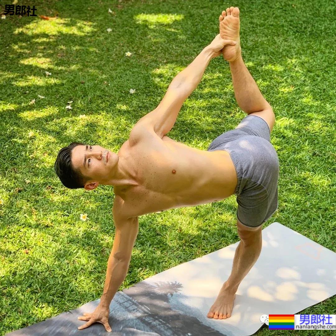 正装肌肉男成“瑜伽界王力宏”，这些高难度姿势太惊人了 - 51虹马