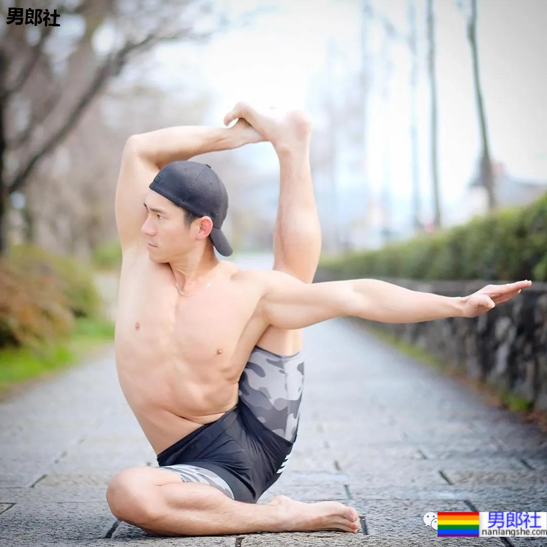 正装肌肉男成“瑜伽界王力宏”，这些高难度姿势太惊人了 - 51虹马