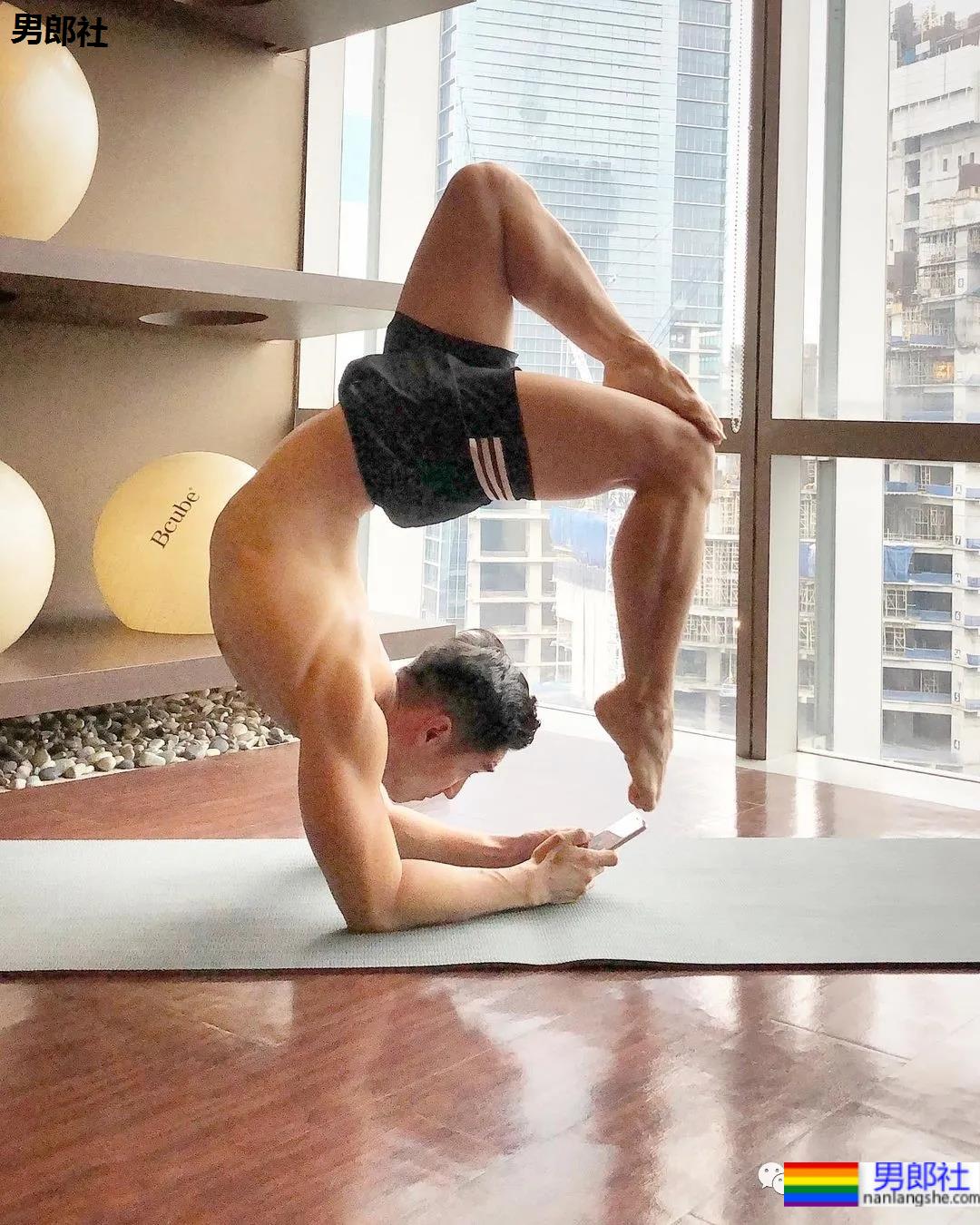 正装肌肉男成“瑜伽界王力宏”，这些高难度姿势太惊人了 - 51虹马
