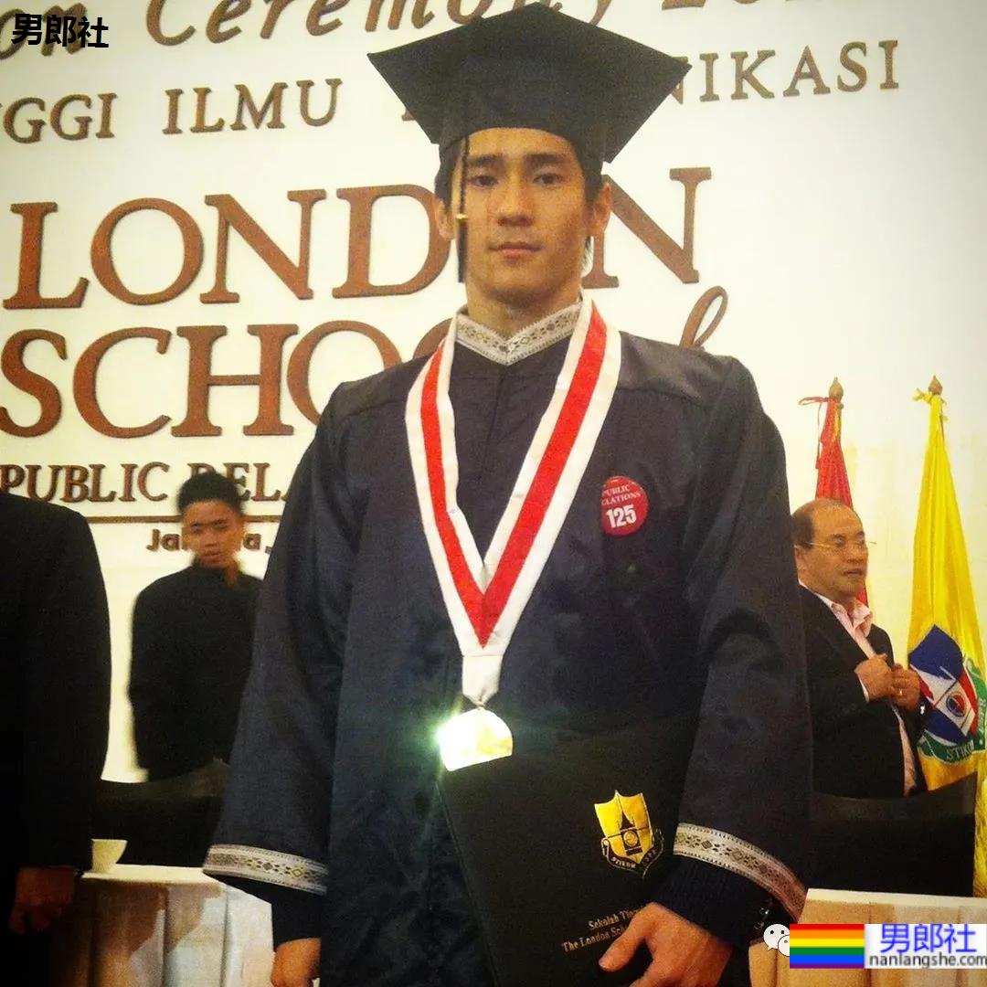 正装肌肉男成“瑜伽界王力宏”，这些高难度姿势太惊人了 - 51虹马