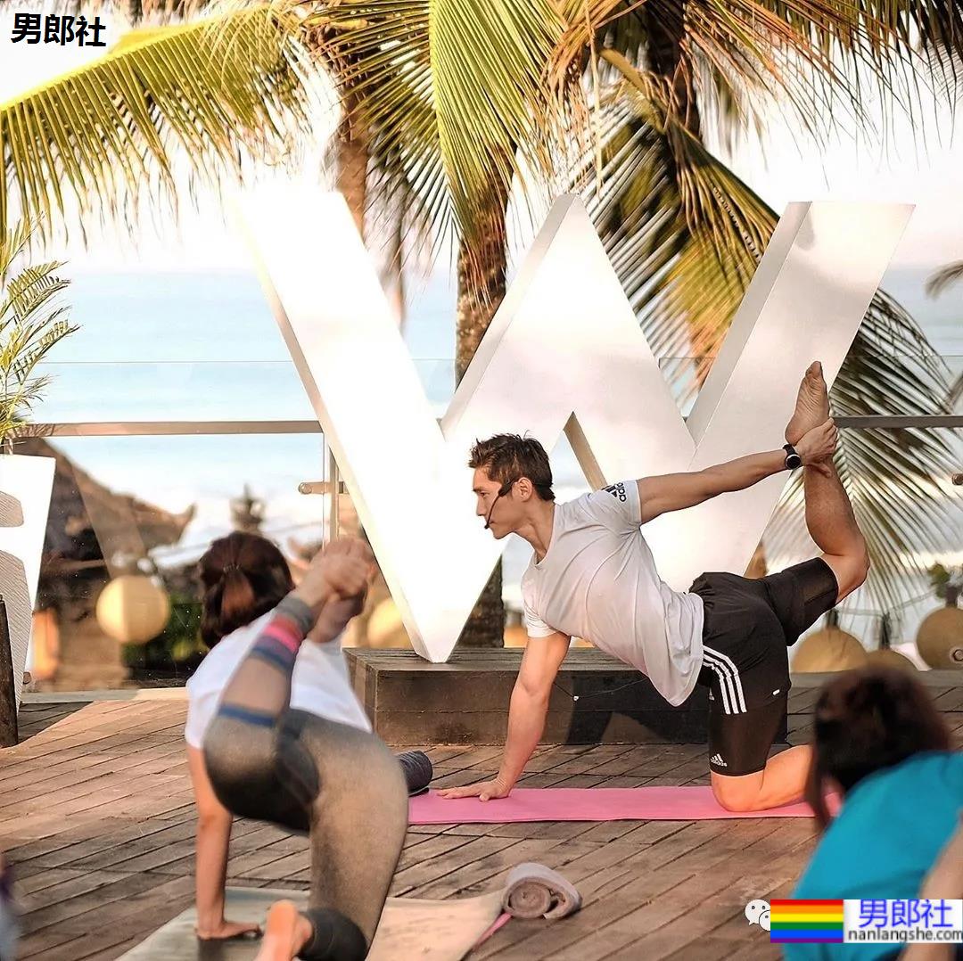 正装肌肉男成“瑜伽界王力宏”，这些高难度姿势太惊人了 - 51虹马