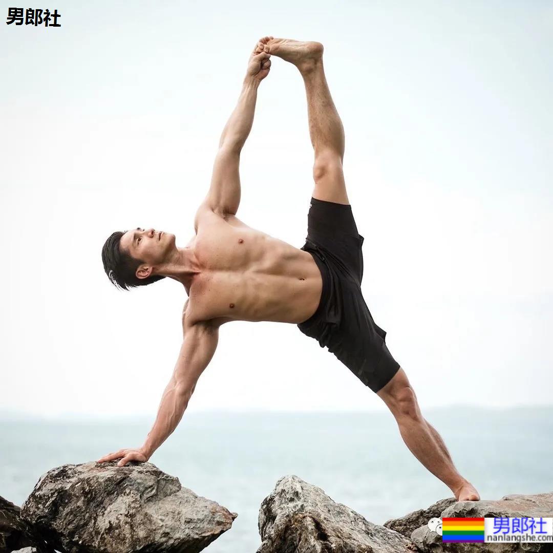 正装肌肉男成“瑜伽界王力宏”，这些高难度姿势太惊人了 - 51虹马