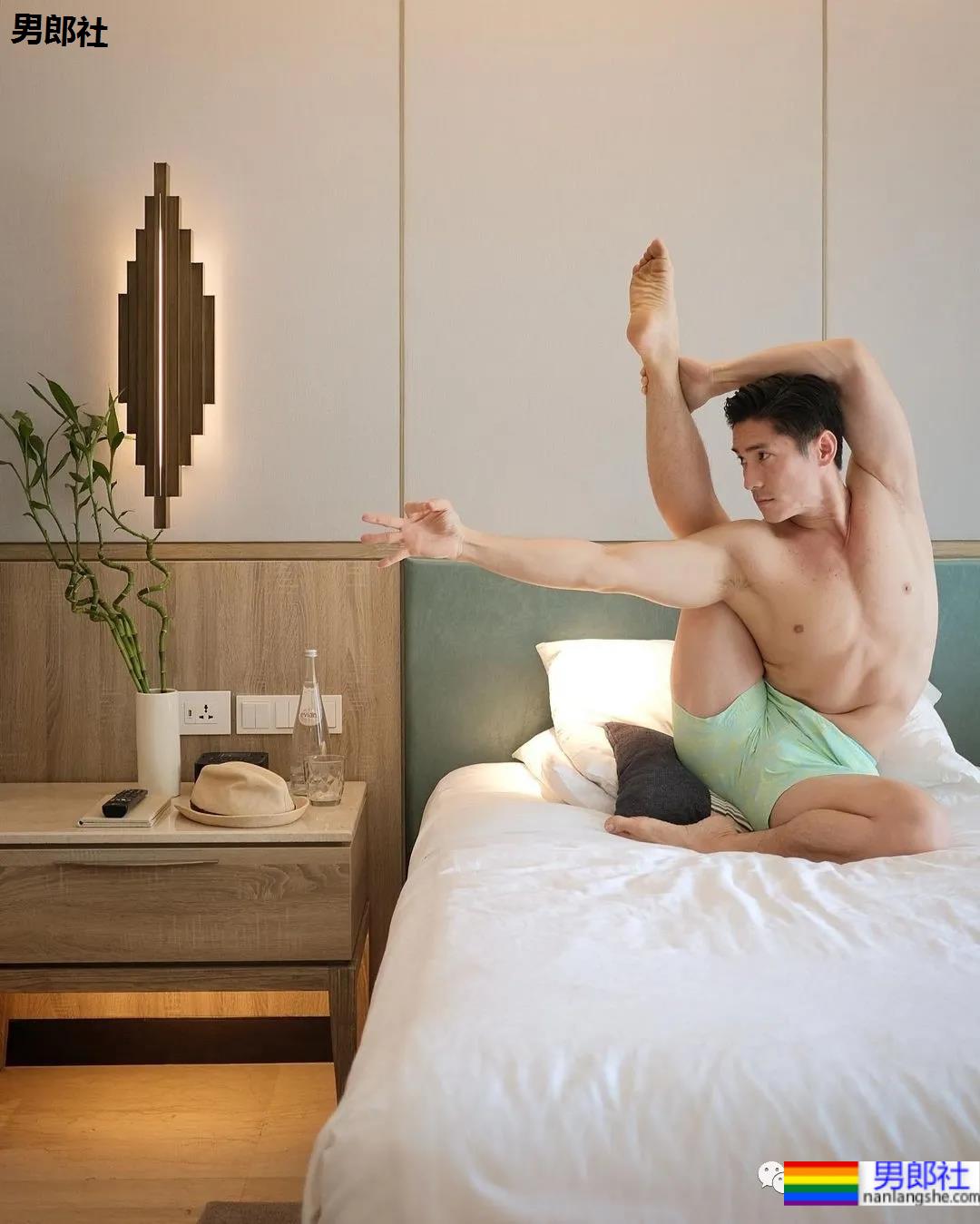 正装肌肉男成“瑜伽界王力宏”，这些高难度姿势太惊人了 - 51虹马