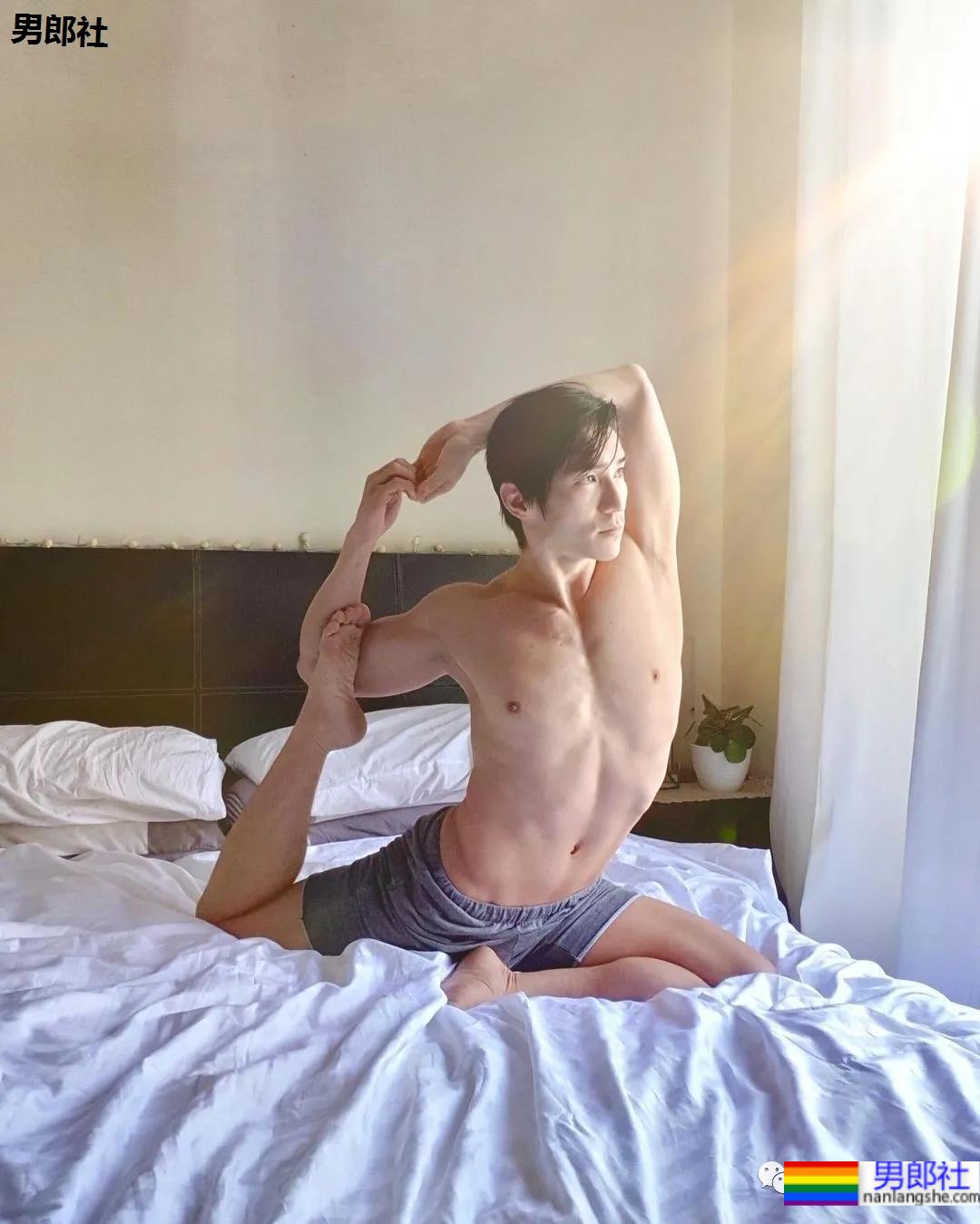 正装肌肉男成“瑜伽界王力宏”，这些高难度姿势太惊人了 - 51虹马