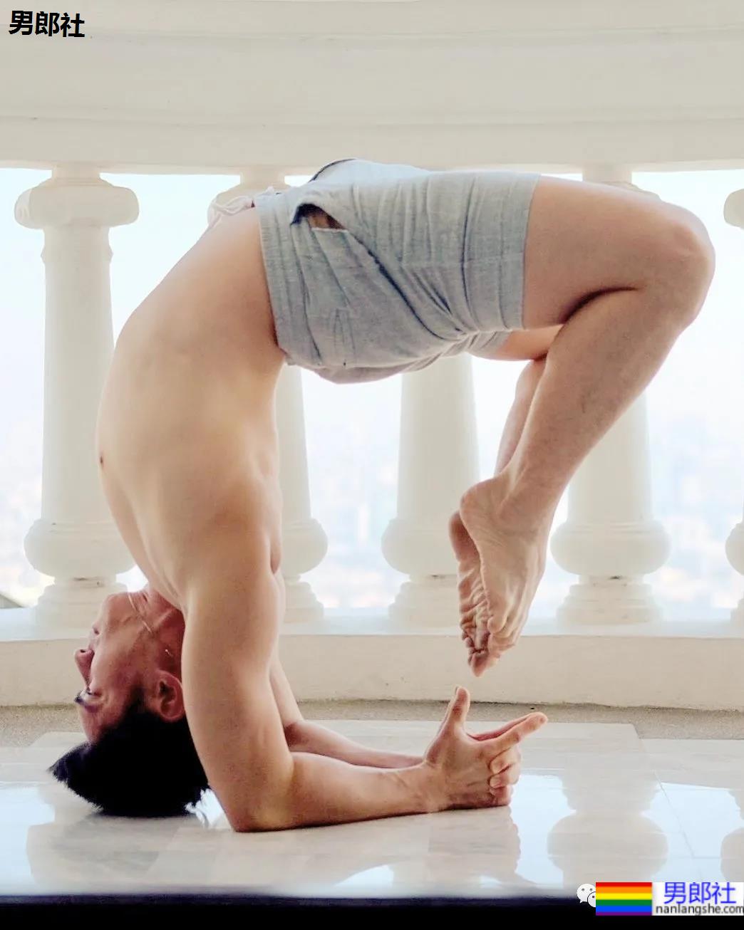 正装肌肉男成“瑜伽界王力宏”，这些高难度姿势太惊人了 - 51虹马