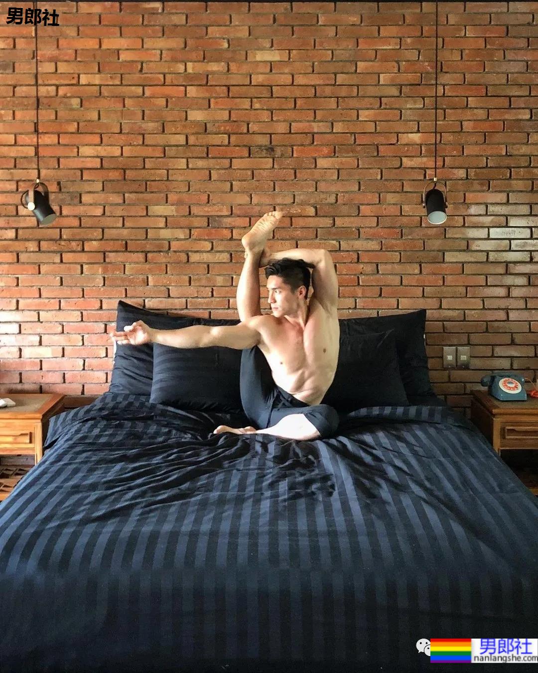 正装肌肉男成“瑜伽界王力宏”，这些高难度姿势太惊人了 - 51虹马