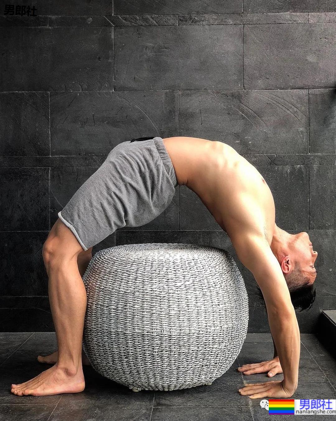 正装肌肉男成“瑜伽界王力宏”，这些高难度姿势太惊人了 - 51虹马