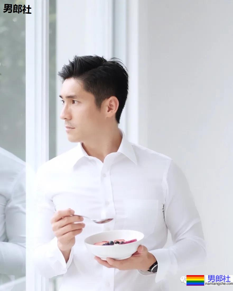 正装肌肉男成“瑜伽界王力宏”，这些高难度姿势太惊人了 - 51虹马