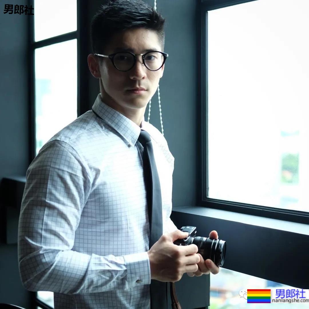 正装肌肉男成“瑜伽界王力宏”，这些高难度姿势太惊人了 - 51虹马