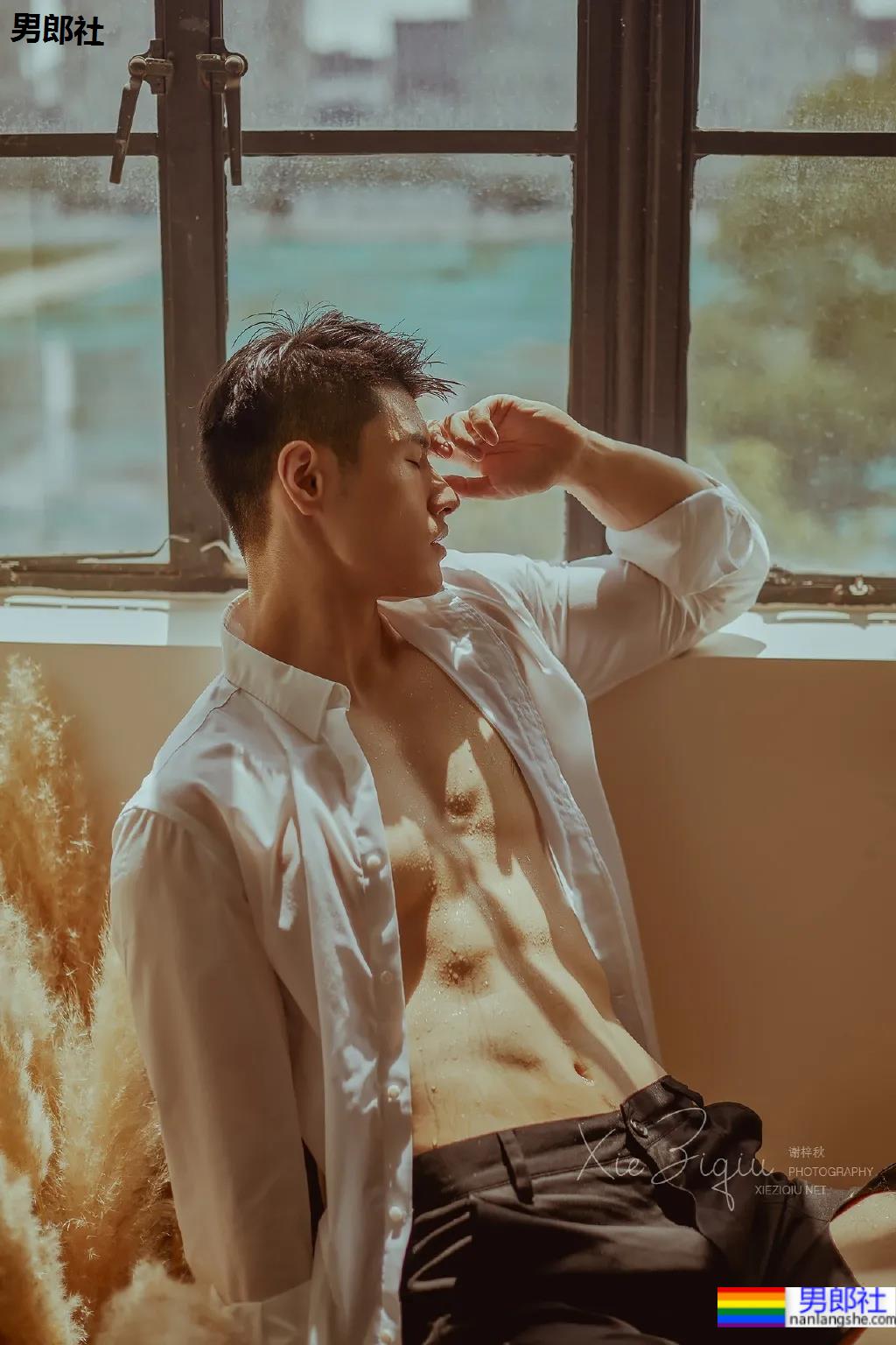 超帅肌肉健身模特，撩起衣服给你看腹肌！-51虹马