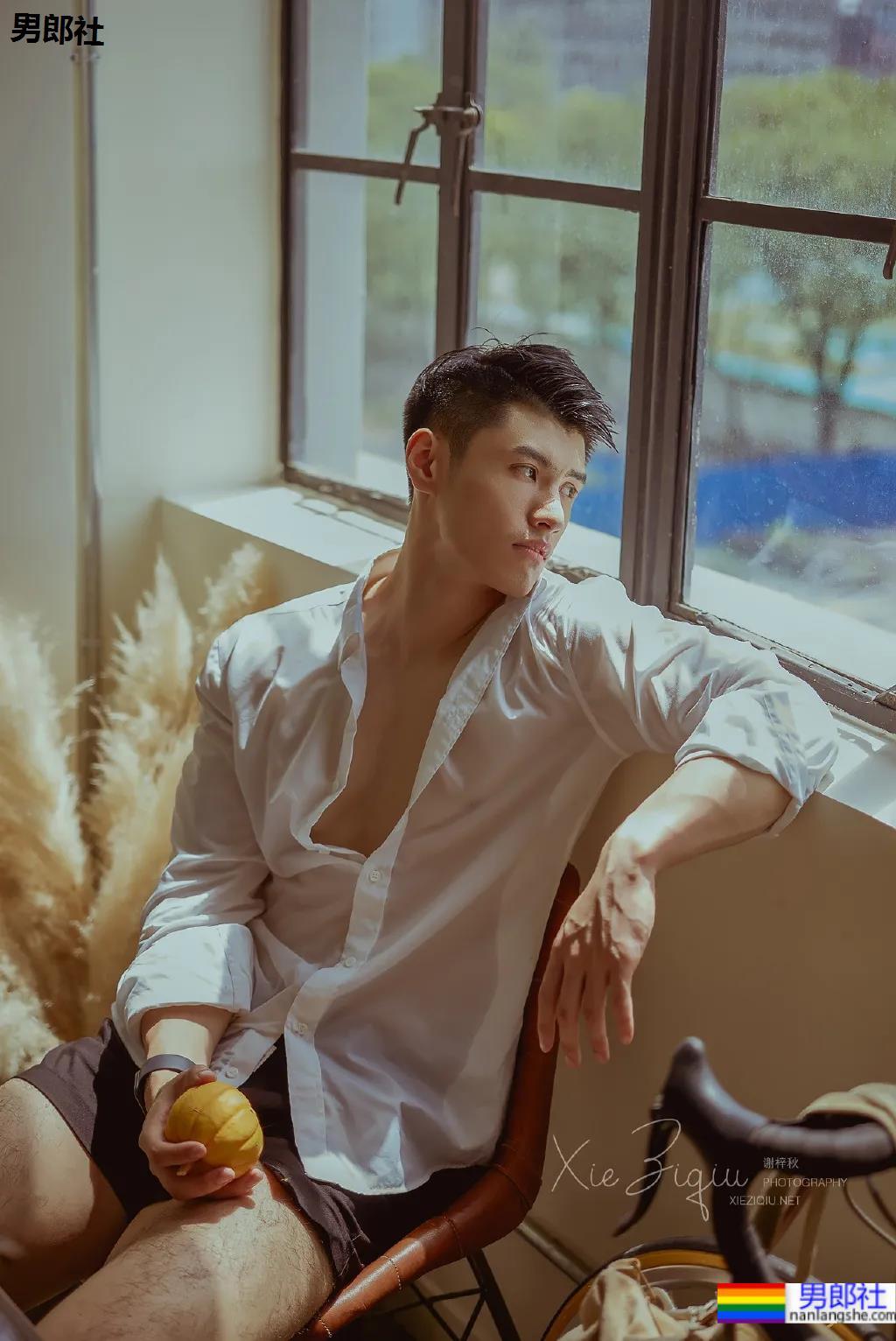 超帅肌肉健身模特，撩起衣服给你看腹肌！ - 51虹马