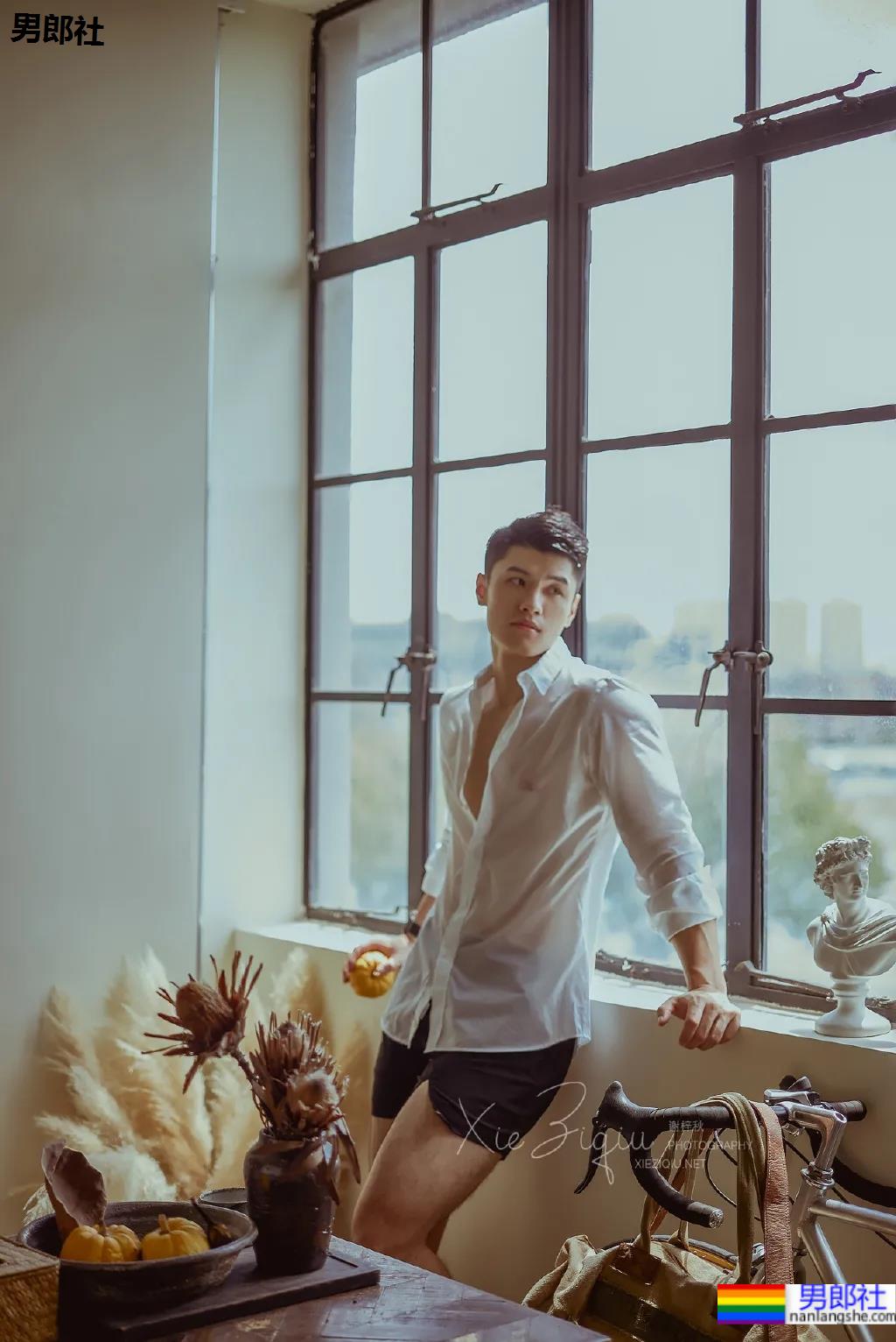 超帅肌肉健身模特，撩起衣服给你看腹肌！ - 51虹马