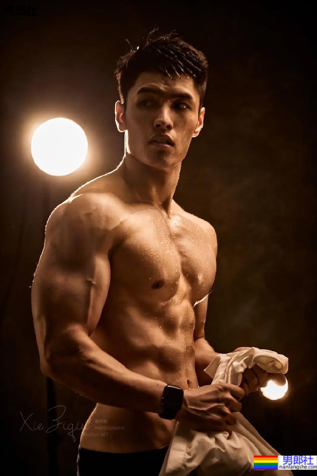 超帅肌肉健身模特，撩起衣服给你看腹肌！ - 51虹马