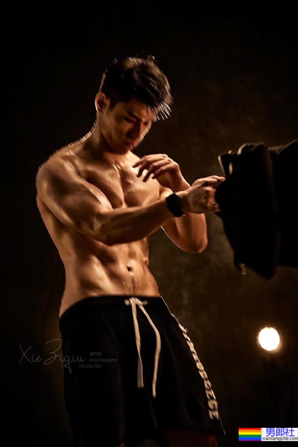 超帅肌肉健身模特，撩起衣服给你看腹肌！ - 51虹马