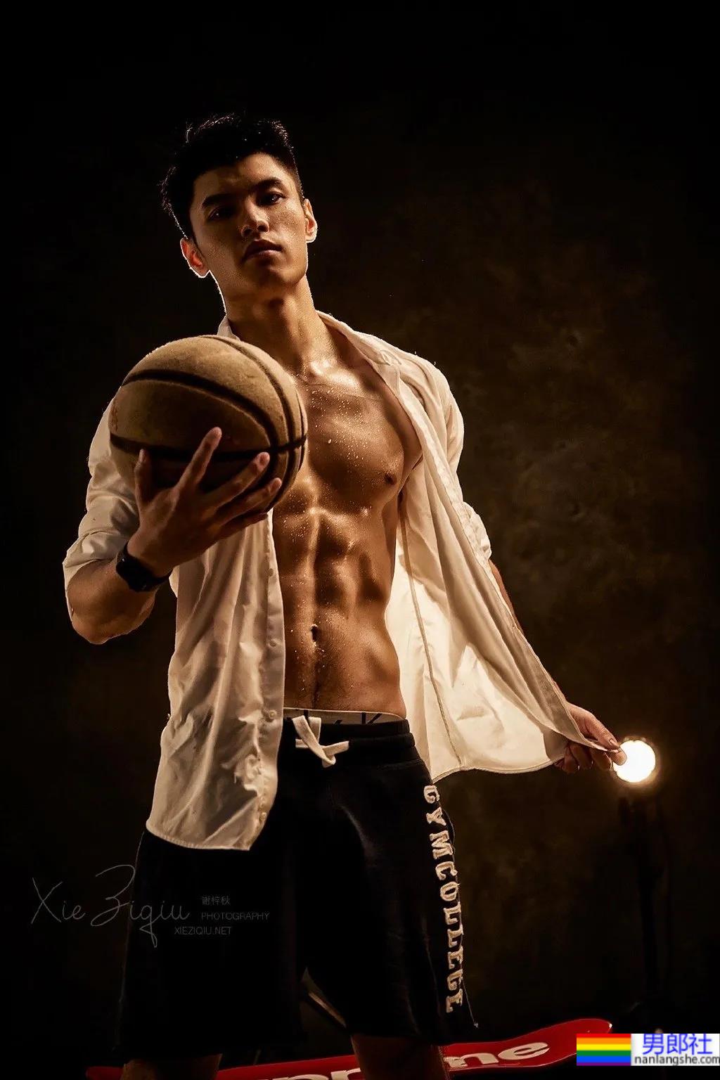 超帅肌肉健身模特，撩起衣服给你看腹肌！ - 51虹马