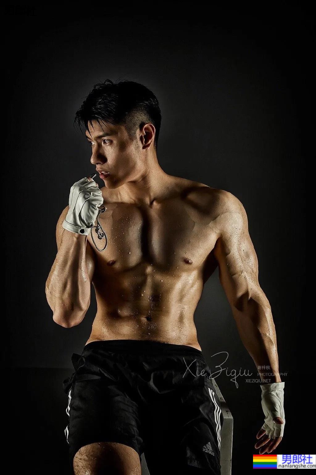 超帅肌肉健身模特，撩起衣服给你看腹肌！ - 51虹马