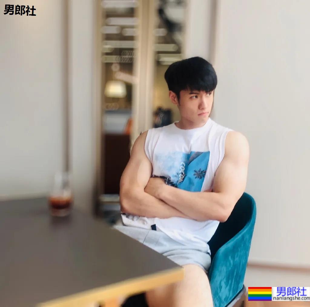 超帅肌肉健身模特，撩起衣服给你看腹肌！ - 51虹马