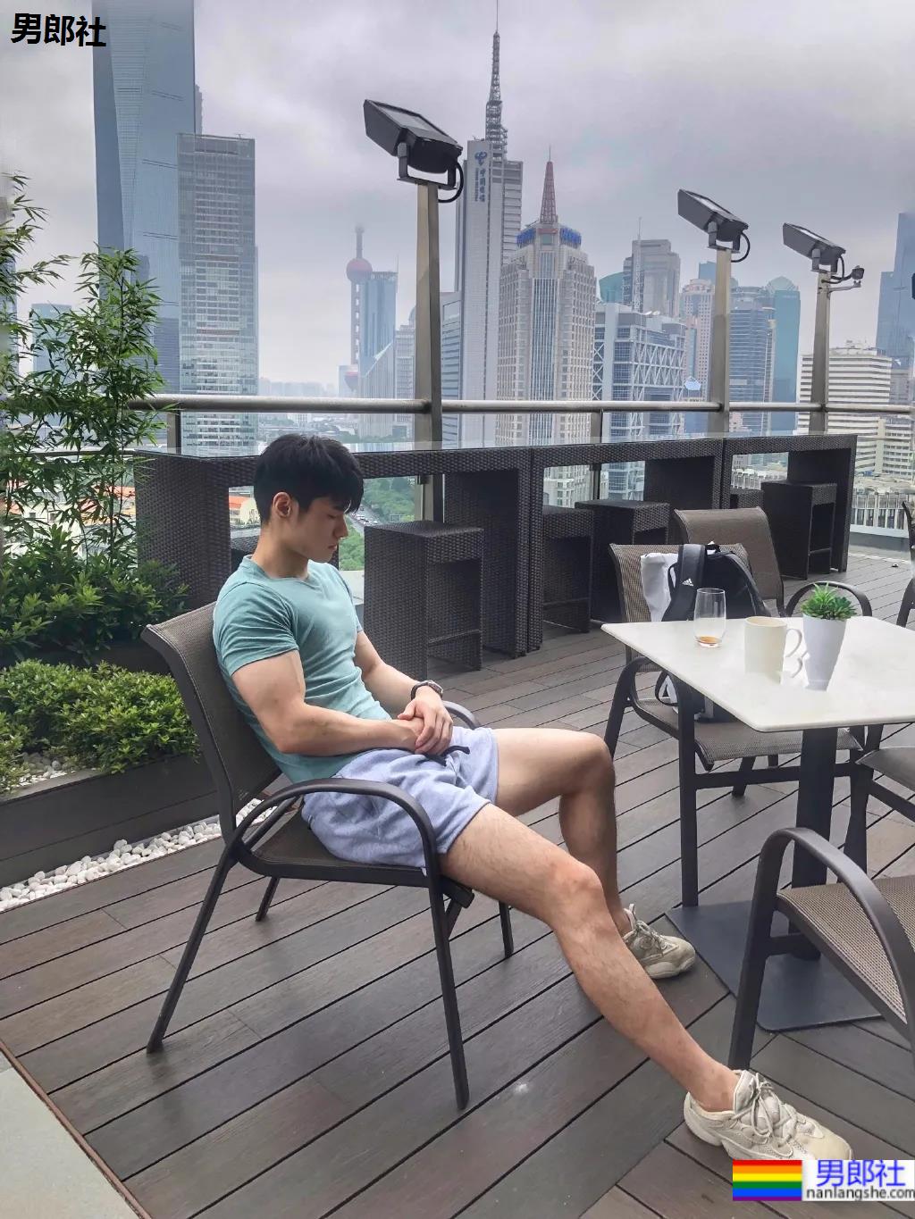 超帅肌肉健身模特，撩起衣服给你看腹肌！ - 51虹马