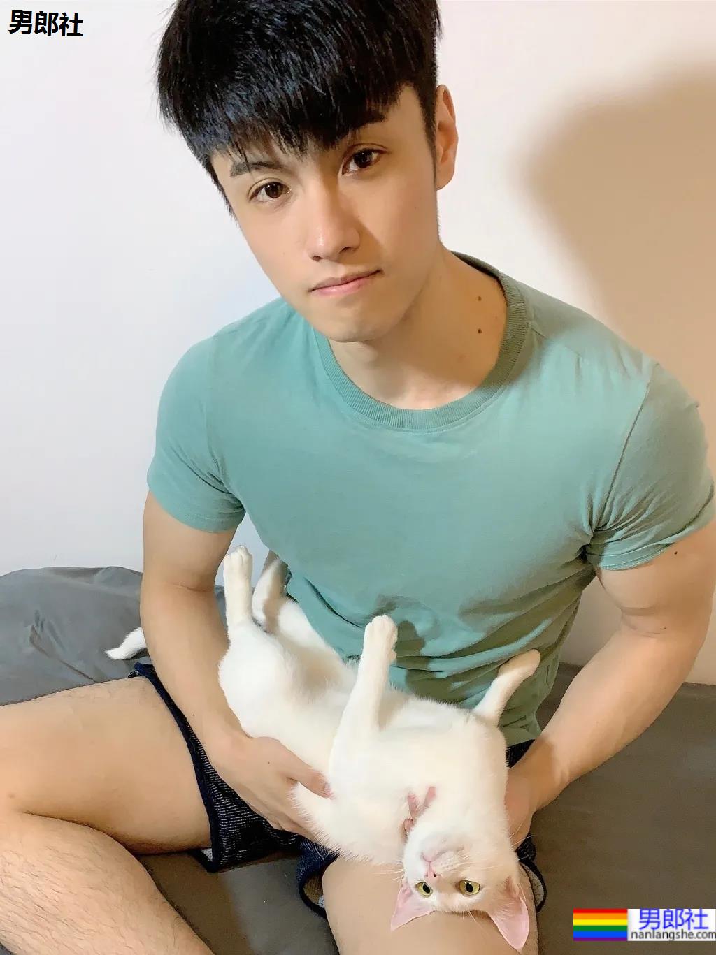 超帅肌肉健身模特，撩起衣服给你看腹肌！ - 51虹马