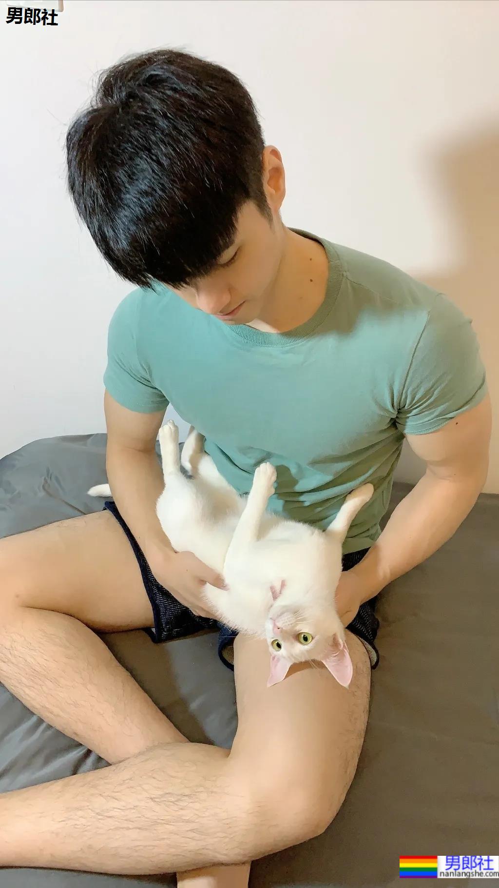 超帅肌肉健身模特，撩起衣服给你看腹肌！ - 51虹马