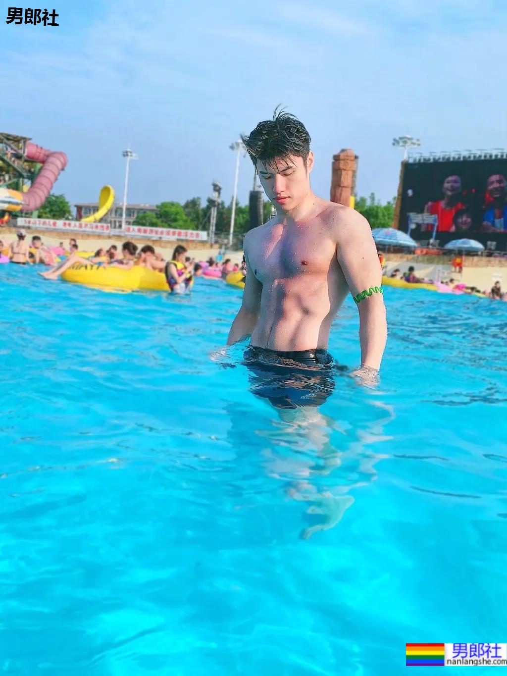 超帅肌肉健身模特，撩起衣服给你看腹肌！ - 51虹马