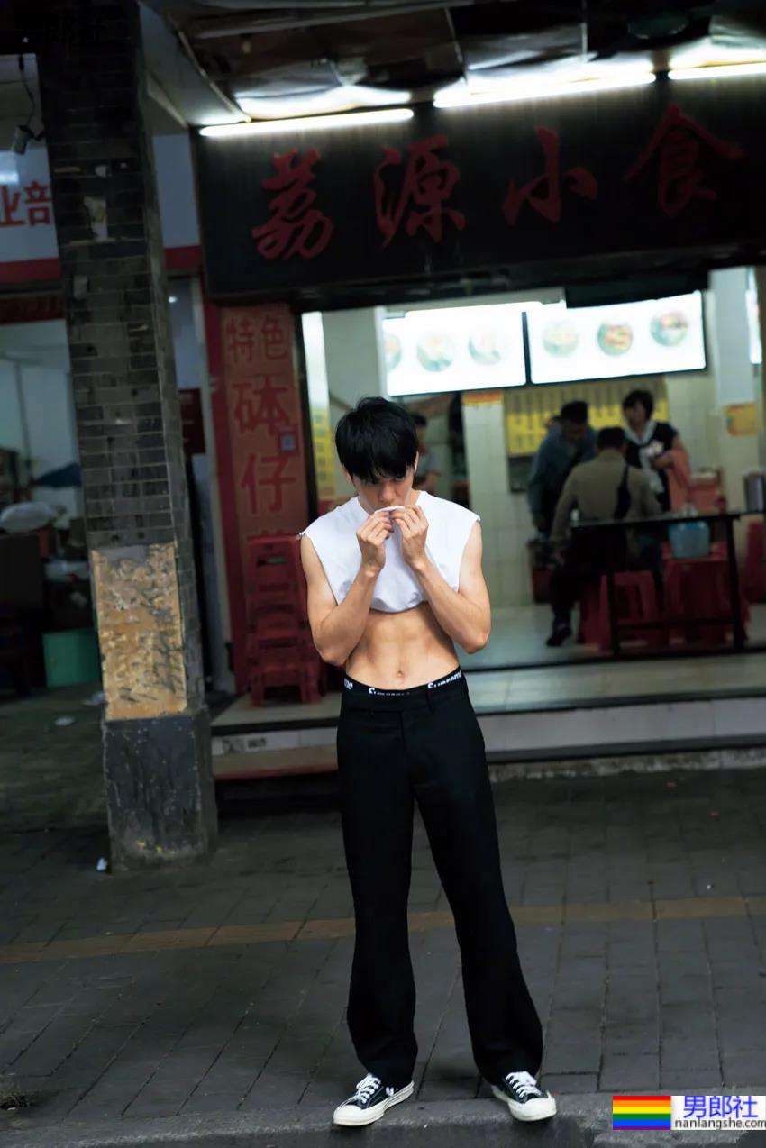 大眼小狼狗洗澡戏曝光！白嫩腹肌元气小哥，我太可了！ - 51虹马