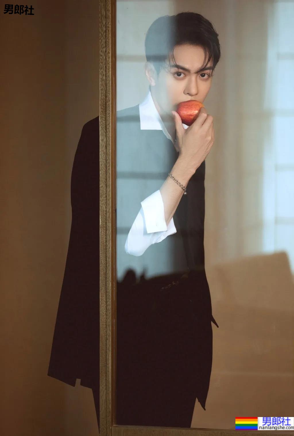 大眼小狼狗洗澡戏曝光！白嫩腹肌元气小哥，我太可了！ - 51虹马