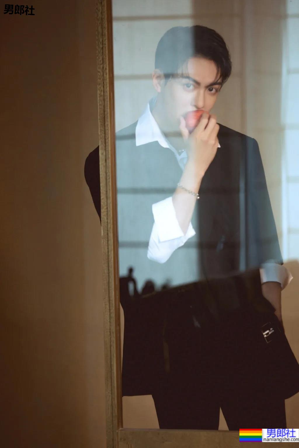 大眼小狼狗洗澡戏曝光！白嫩腹肌元气小哥，我太可了！ - 51虹马