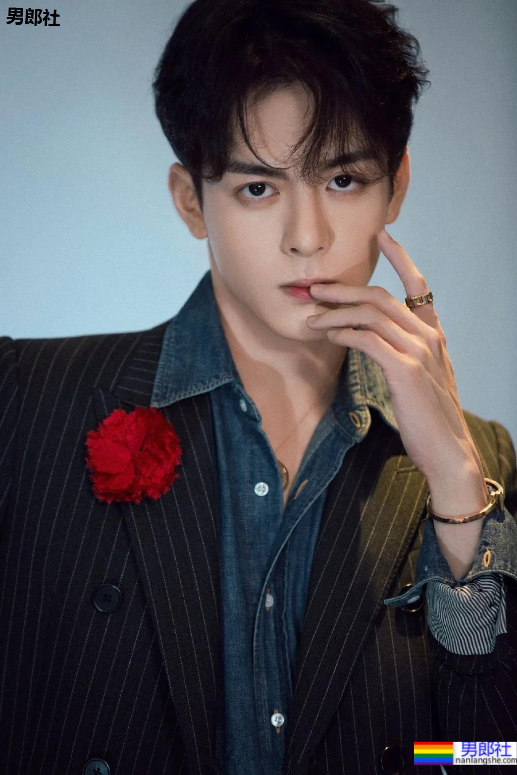 大眼小狼狗洗澡戏曝光！白嫩腹肌元气小哥，我太可了！ - 51虹马