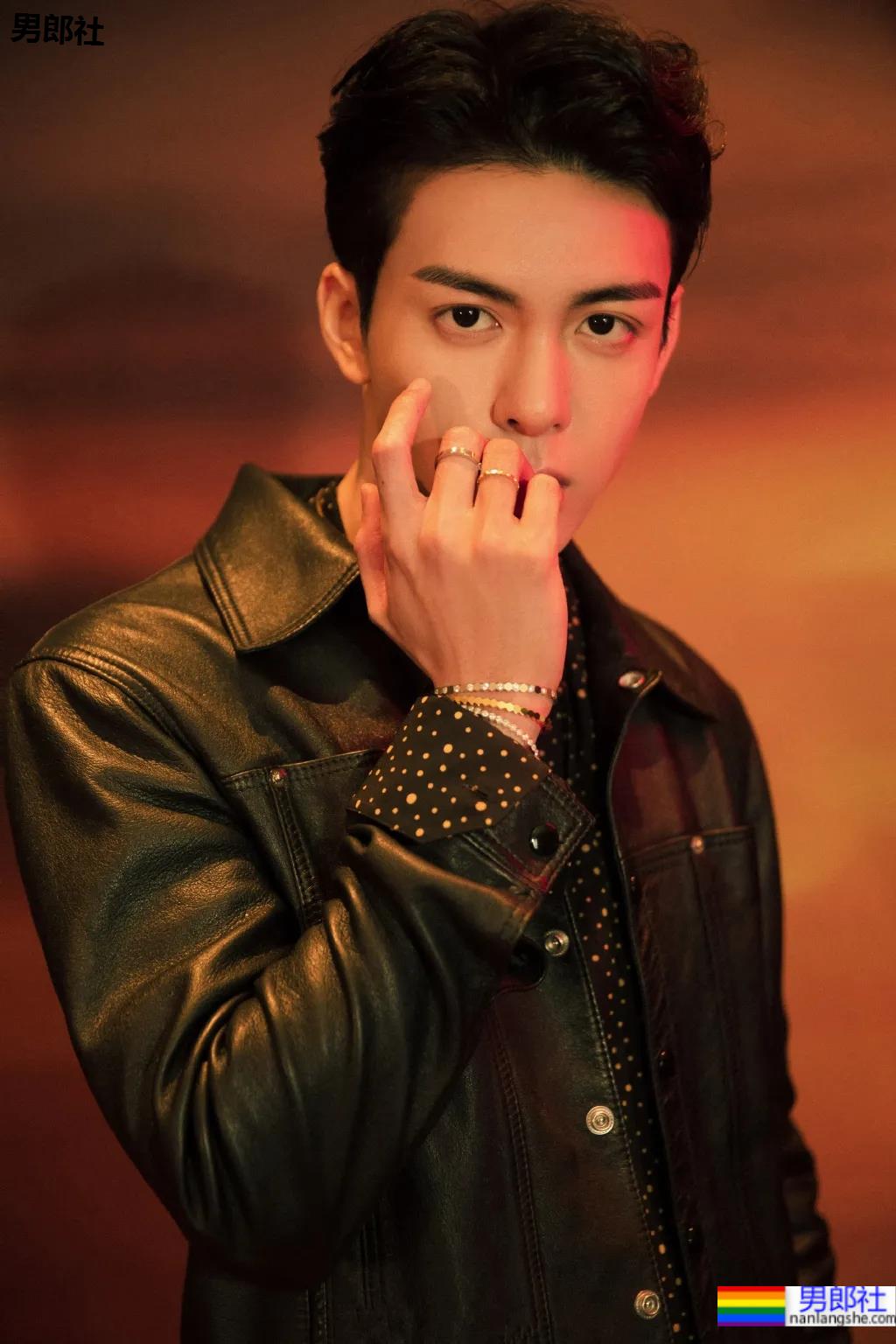 大眼小狼狗洗澡戏曝光！白嫩腹肌元气小哥，我太可了！ - 51虹马