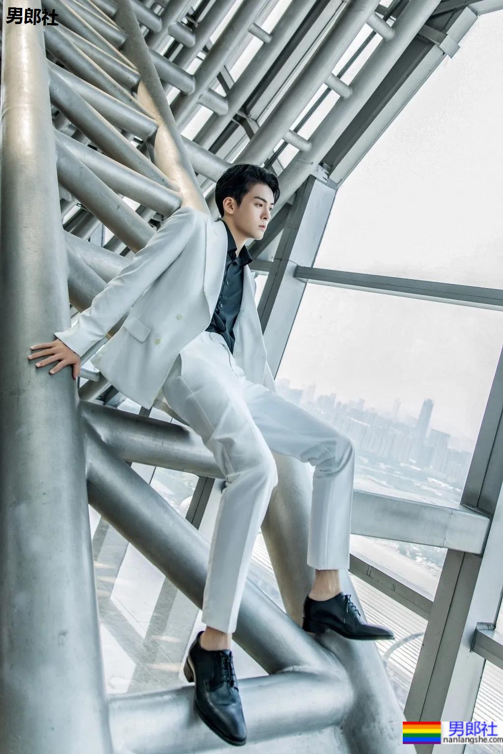 大眼小狼狗洗澡戏曝光！白嫩腹肌元气小哥，我太可了！ - 51虹马