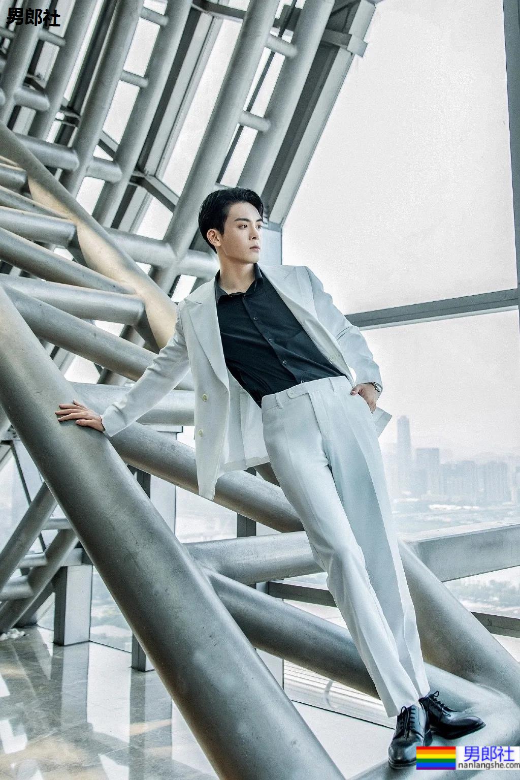 大眼小狼狗洗澡戏曝光！白嫩腹肌元气小哥，我太可了！ - 51虹马