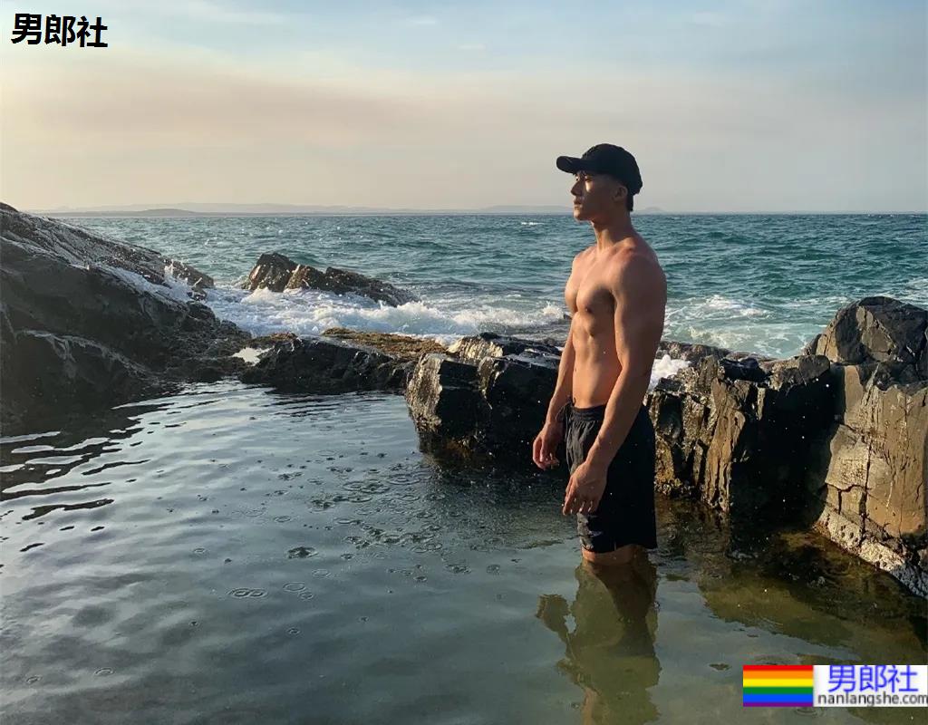 185CM腹肌小哥新俬照泄出，大鼻子榨汁腰真吸引！ - 51虹马