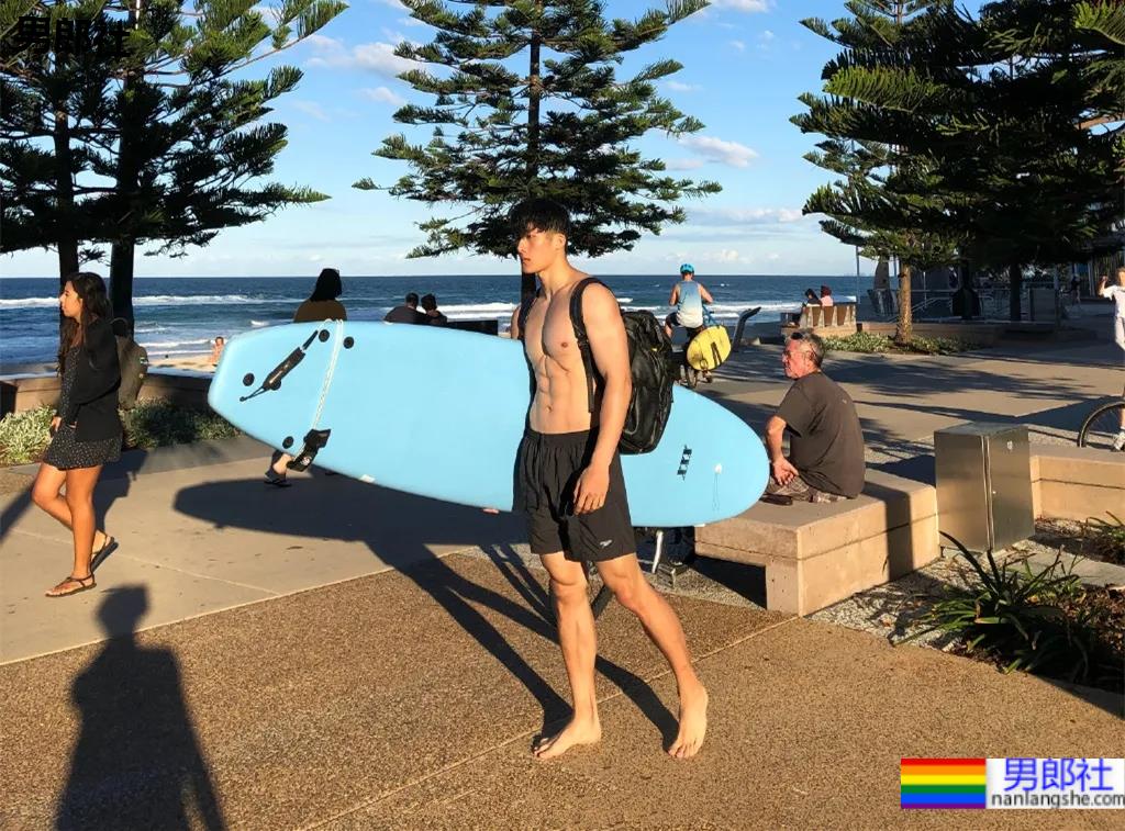 185CM腹肌小哥新俬照泄出，大鼻子榨汁腰真吸引！ - 51虹马