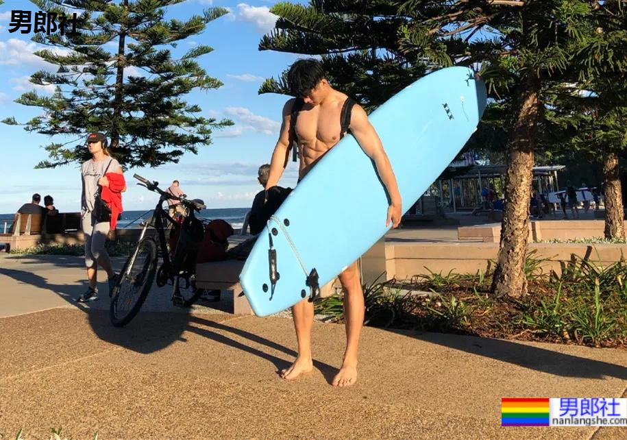 185CM腹肌小哥新俬照泄出，大鼻子榨汁腰真吸引！ - 51虹马