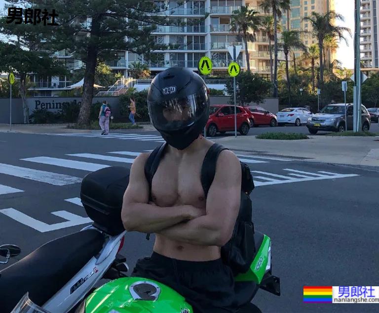 185CM腹肌小哥新俬照泄出，大鼻子榨汁腰真吸引！ - 51虹马