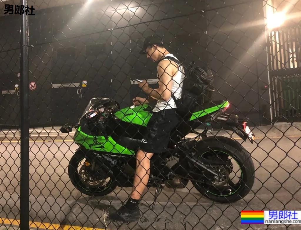 185CM腹肌小哥新俬照泄出，大鼻子榨汁腰真吸引！ - 51虹马