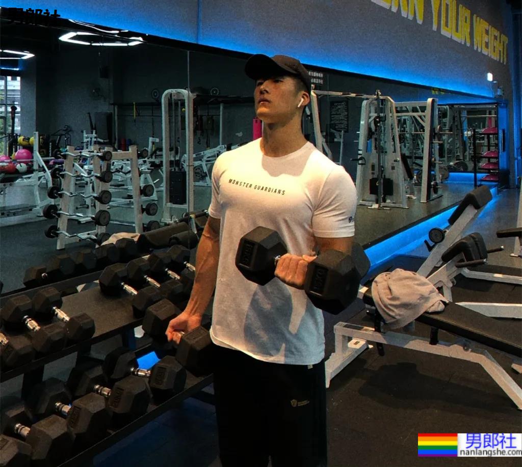 185CM腹肌小哥新俬照泄出，大鼻子榨汁腰真吸引！ - 51虹马